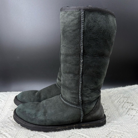 UGG Women’s 6 Classic Tall Black Sheepskin Shearling Winter Boots Australia Hot - Picture 1 of 8